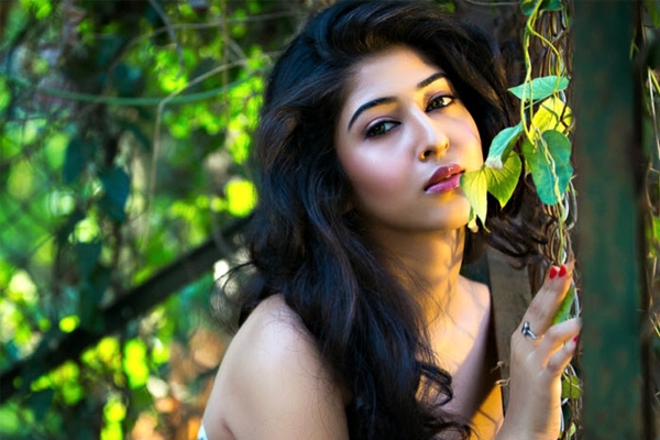 Tollywood’s new sensation Sonarika Bhadoria is making her debut with Jaduugadu in the direction of Yogesh. Naga Shourya is playing the male lead and the movie has been slated for release in the last week of May. Even before the release of her debut movie, Sonarika has been blown with various offers. The first look of Sonarika from Jaduugadu has been receiving exceptional response all over. As per the latest update, she has signed her next movie with Bellamkonda Srinivas who made his debut with Alludu Seenu in the direction of VV Vinayak. Srinivas will soon start shooting for his second film in the direction of Bheemaneni Srinivas Rao and the movie is in final stages of pre production. The regular shoot of the movie will start from the second week of May which is the remake of Tamil super hit film Sundarapandian. Bellamkonda Suresh will produce the movie on Sri Sai Ganesh Productions. Initially Tamannah has been roped in for the female lead however as she could not adjust her dates, the makers have opted out for Sonarika. An official confirmation has been awaited.},{Tollywood’s new sensation Sonarika Bhadoria is making her debut with Jaduugadu in the direction of Yogesh. Naga Shourya is playing the male lead and the movie has been slated for release in the last week of May. Even before the release of her debut movie, Sonarika has been blown with various offers. The first look of Sonarika from Jaduugadu has been receiving exceptional response all over. As per the latest update, she has signed her next movie with Bellamkonda Srinivas who made his debut with Alludu Seenu in the direction of VV Vinayak. Srinivas will soon start shooting for his second film in the direction of Bheemaneni Srinivas Rao and the movie is in final stages of pre production. The regular shoot of the movie will start from the second week of May which is the remake of Tamil super hit film Sundarapandian. Bellamkonda Suresh will produce the movie on Sri Sai Ganesh Productions. Initially Tamannah has been roped in for the female lead however as she could not adjust her dates, the makers have opted out for Sonarika. An official confirmation has been awaited.