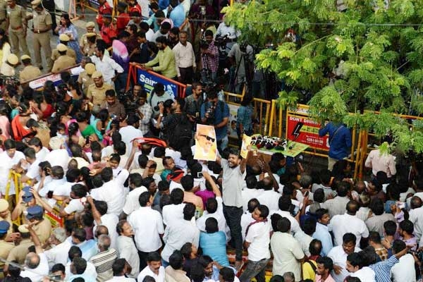 People Pay Respects to Kalaignar, HC Grants DMK's Plea on Burial