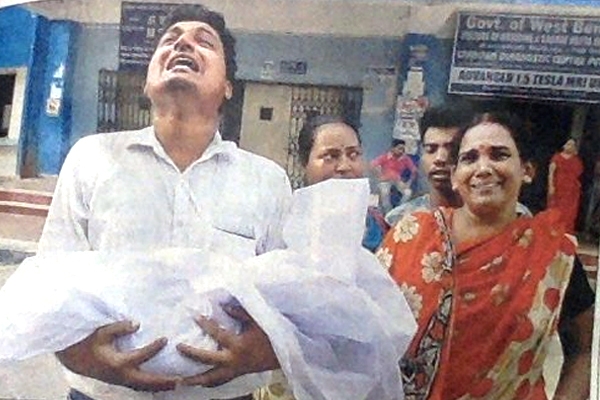 Father Cries Carrying Newborn Baby's Dead Body in Hand as Doctors' Protest Enters Day 4 in Bengal