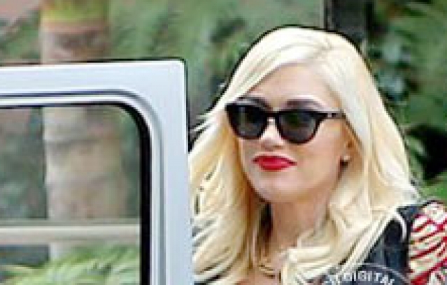 Stars stop-by at Gewn Stefani's baby shower