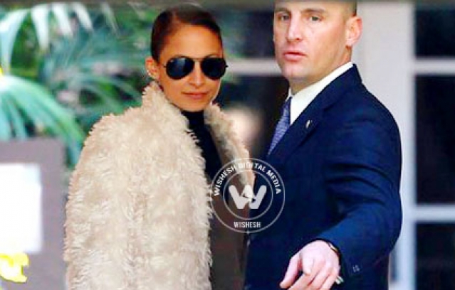 Stars stop-by at Gewn Stefani's baby shower