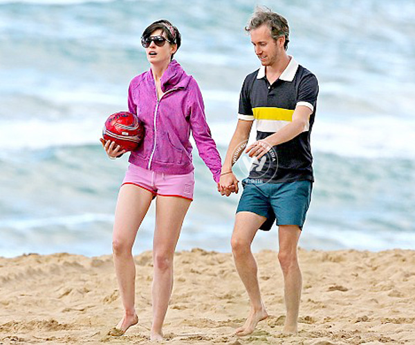 Anne Hathaway holidays with husband in Hawaii