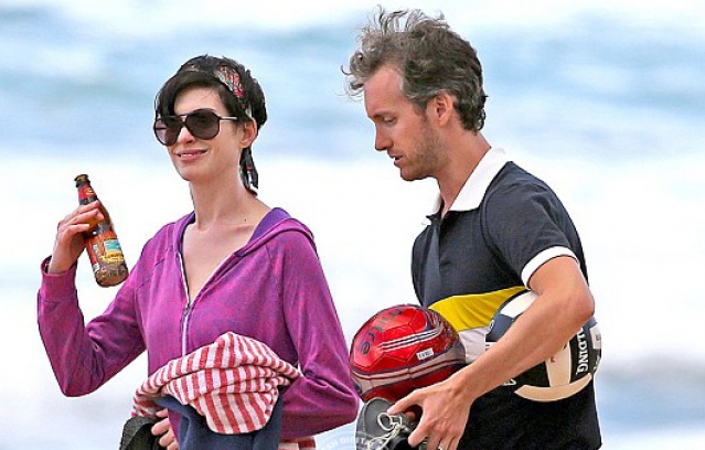 Anne Hathaway holidays with husband in Hawaii