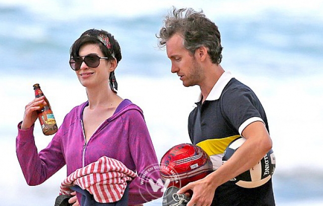 Anne Hathaway holidays with husband in Hawaii