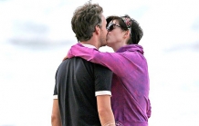 Anne Hathaway holidays with husband in Hawaii