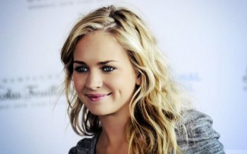 Britt Robertson