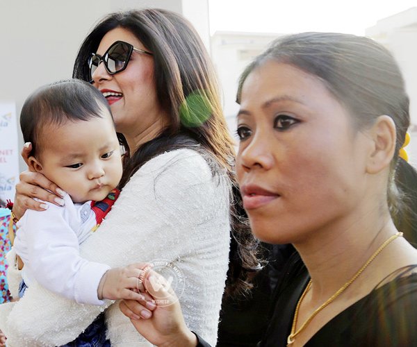 Sushmita-Mary Kom share a game