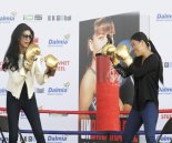 Sushmita-Mary Kom share a game