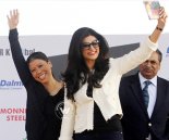 Sushmita-Mary Kom share a game