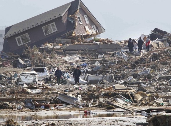 Japan begins dig for living and dead