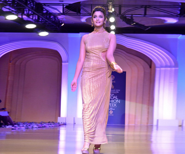 Bollywood showstopper | Wallpaper 1of 7 | Karisma Kapoor | Alia Bhatt