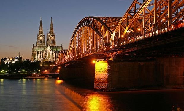 800px-Koeln_Hohenzollernbruecke