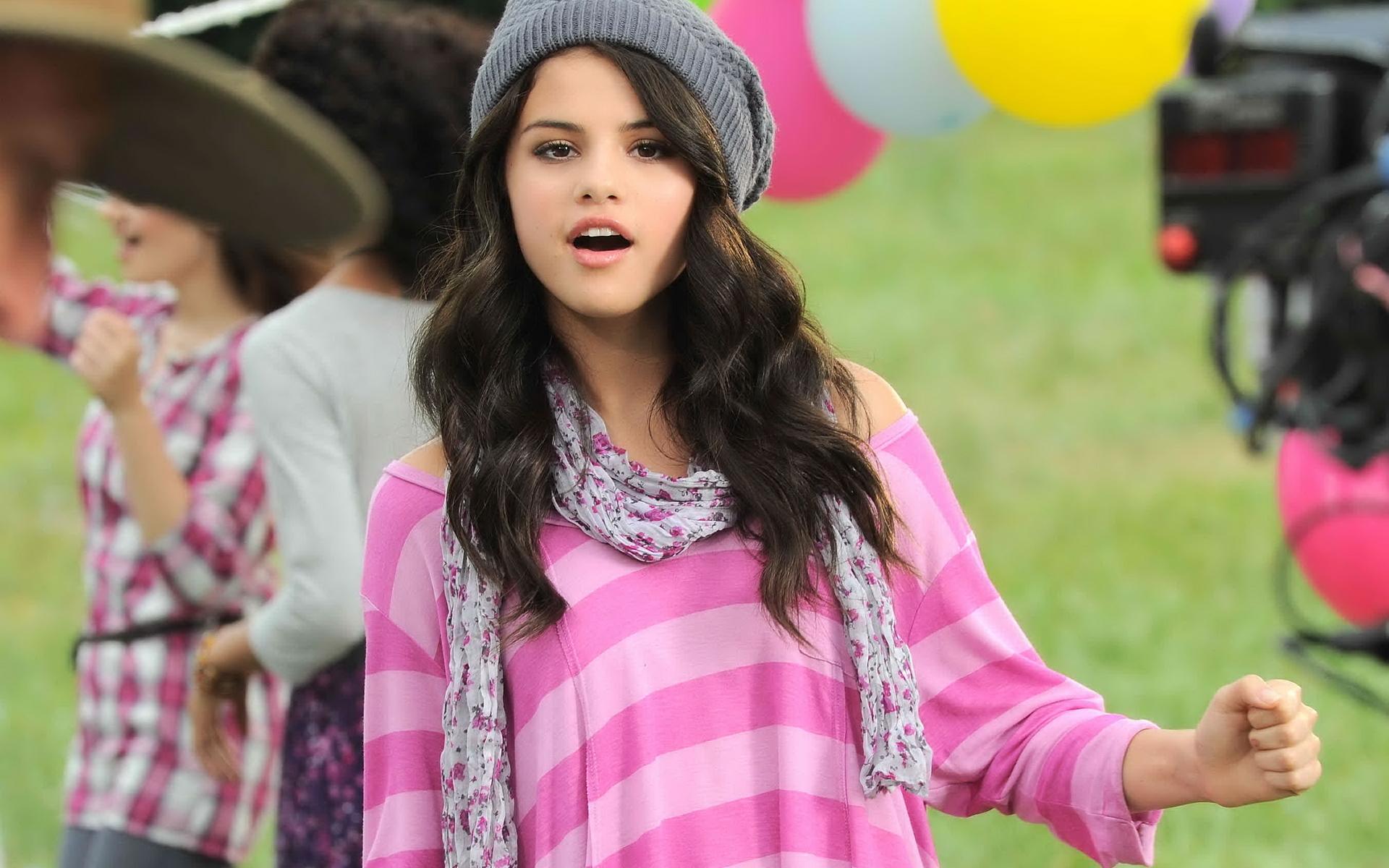 Wallpaper 17of 17 | Selena Gomez | Selena Gomez Hot Pictures | Selena Gomez Hot Wallpapers.