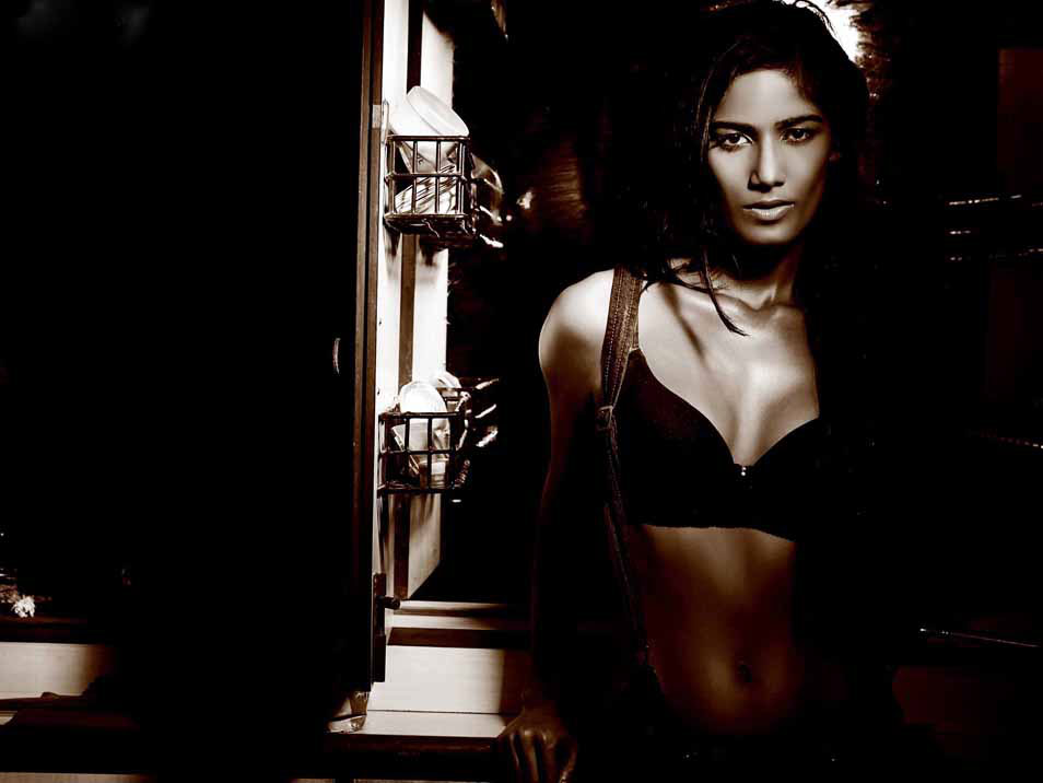 Wallpaper 3of 5 | BW-Poonam-Pandey-Spicy-Gallery-4 |  | 