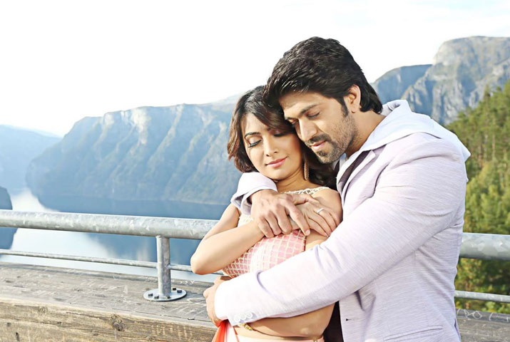 Santhu Straight Forward Kannada Movie, Yash, Radhika 
