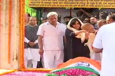 Sushma Swaraj Death: Hundreds Bid Adieu to &lsquo;People&rsquo;s Minister&rsquo;, Daughter Bansuri Performs Last Rites