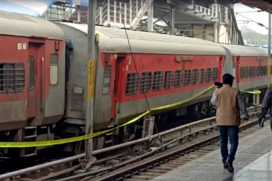 Charminar Express derails in Hyderabad