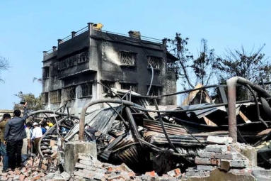 21 Die in a Fire Accident in Two Warehouses in Kolkata