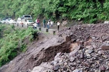 Flashfloods, landslides claim 30 lives in Uttarakhand!