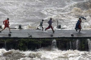 Kerala Floods: IMD Issues Red Alert, Kochi Airport Shut till Aug. 18