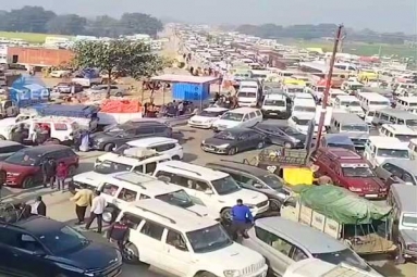 Mad Rush of 300 km Traffic Jam to Maha Kumbh