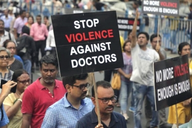 Mamata Banerjee Meets Protesting Doctors, Accepts Proposal to Set up Grievance Redressal Cell in Govt Hospitals
