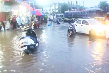 Massive rains disturbs normal life in Mumbai
