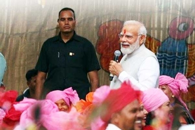 Narendra Modi&#039;s Aircraft hit by Technical Snag In Jharkhand