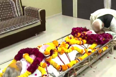 Narendra Modi&#039;s Mother Heeraben Modi Passed Away
