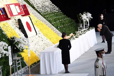 Narendra Modi Offers Floral Tribute To Shinzo Abe