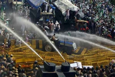 Police Opened Tear Gas and Water Cannons To Control The Outraging Farmers At Delhi Border