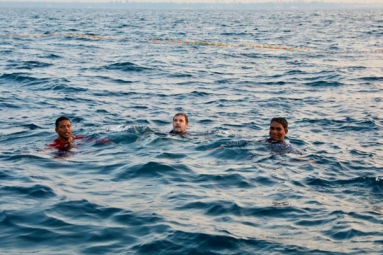 Rahul Gandhi swims in the Arabian Sea with Kerala fishermen