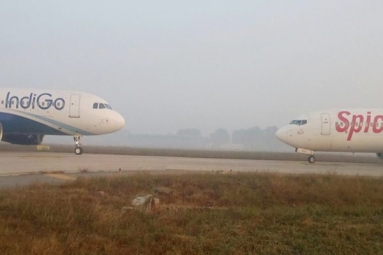 SpiceJet, IndiGO flights come face-to-face at IGI airport!