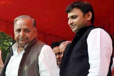 UP CM Akhilesh Yadav expelled from party by father Mulayam Singh!