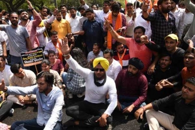 BJP Youth Wing Activists Attack Kejriwal&rsquo;s Residence