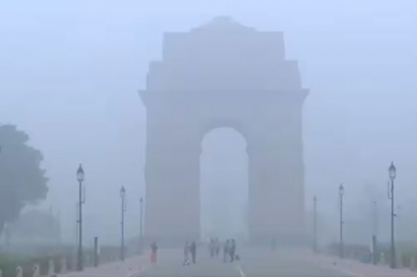 Visibility near-zero amid thick smog in Delhi