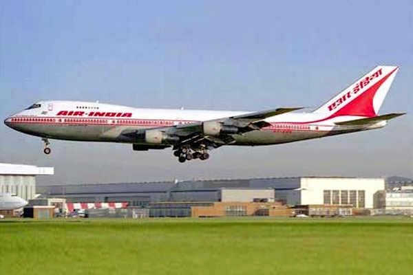 Air-India Co-Pilot thrashes Captain inside cockpit},{Air-India Co-Pilot thrashes Captain inside cockpit