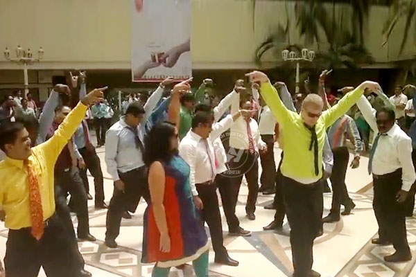 Kerala IT CEOs do Flash Mob on "Lungi Dance"},{Kerala IT CEOs do Flash Mob on "Lungi Dance"