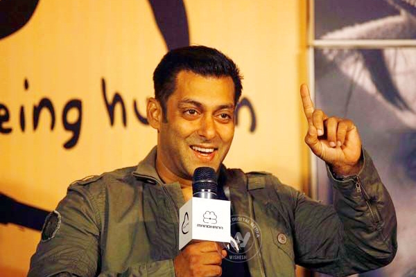 Salman Khan doles out Eidi for fans, to fund 100 heart surgeries},{Salman Khan doles out Eidi for fans, to fund 100 heart surgeries