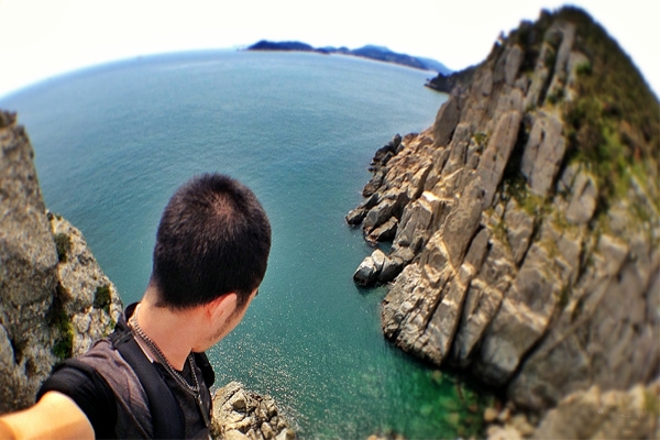 Cliff edge selfie kills Polish couple},{Cliff edge selfie kills Polish couple