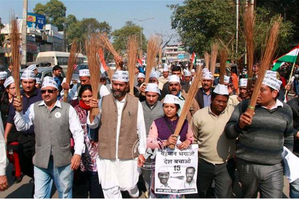 Did Kejriwal's AAP insult the tricolour?},{Did Kejriwal's AAP insult the tricolour?