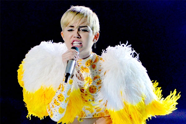 Miley Cyrus in trouble for wrapping Mexican flag around her fake butt},{