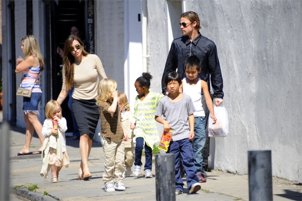 Angelina Jolie&#039;s children to star in Cleopatra},{Angelina Jolie&#039;s children to star in Cleopatra