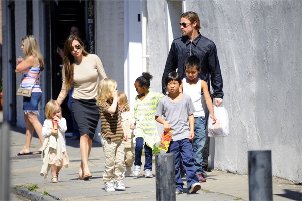 Angelina Jolie's children to star in Cleopatra},{Angelina Jolie's children to star in Cleopatra
