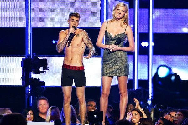 Justin Bieber strips down to his underwear at a fashion event},{Justin Bieber strips down to his underwear at a fashion event