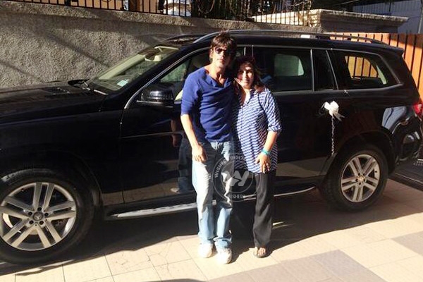 Shahrukh Khan gifts a merc to Farah Khan},{Shahrukh Khan gifts a merc to Farah Khan