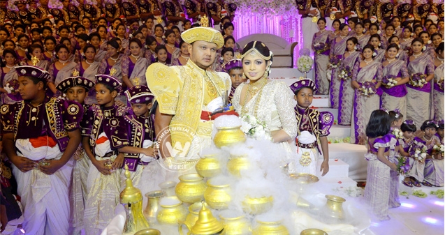 Newly-weds create world record},{Newly-weds create world record