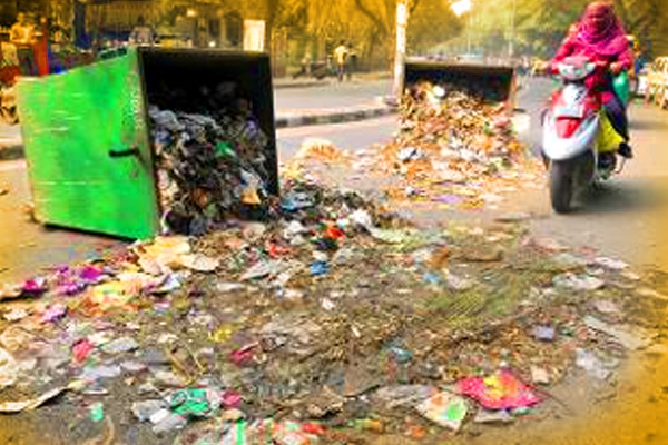 Unpaid Sweepers brought traffic to halt in East Delhi},{Unpaid Sweepers brought traffic to halt in East Delhi