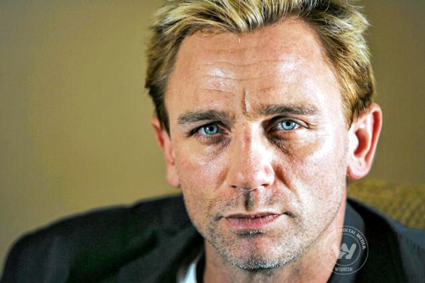 Daniel Craig signs 'The Whole Truth'},{Daniel Craig signs 'The Whole Truth'
