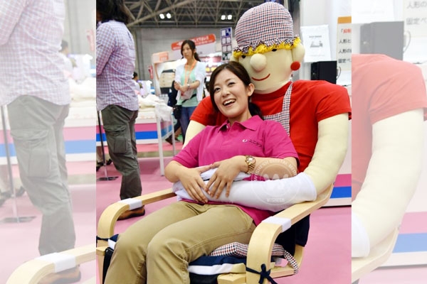 Chair hugs you when you're lonely},{Chair hugs you when you're lonely